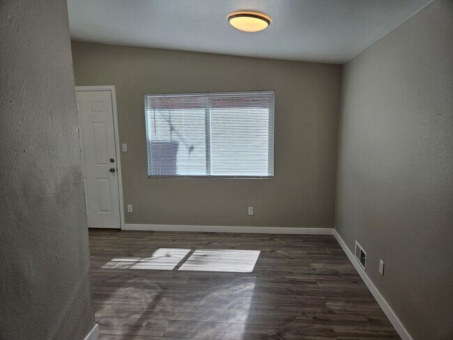 Foto del edificio - 2 Bed 1 Bath Home In Denver.