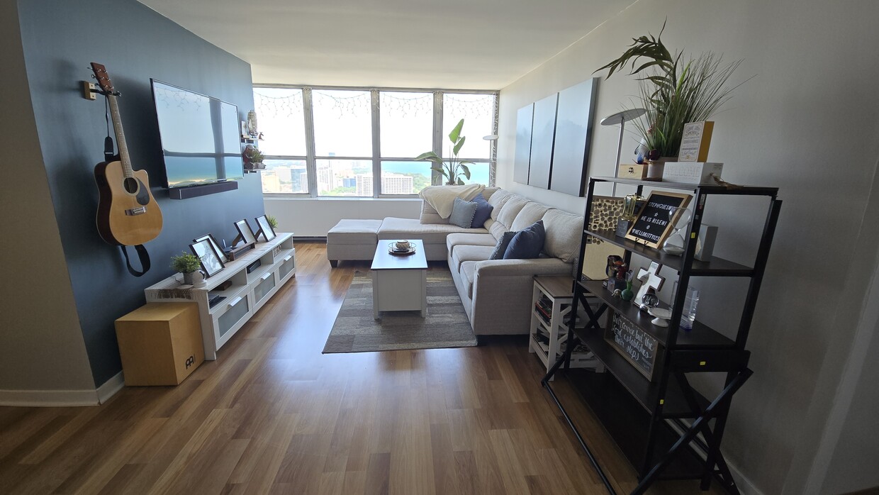 Foto principal - 655 W Irving Park Rd