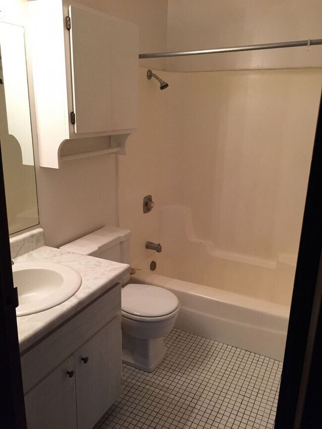 Foto del edificio - Huge 2 Bedroom in Crest Hill