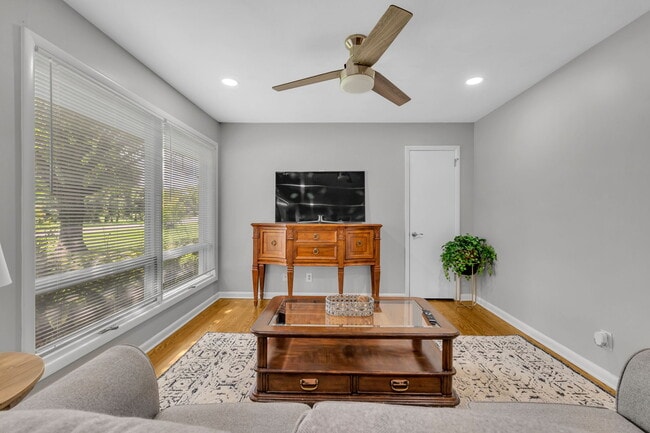 Photo - 518 Twin Oak Dr House