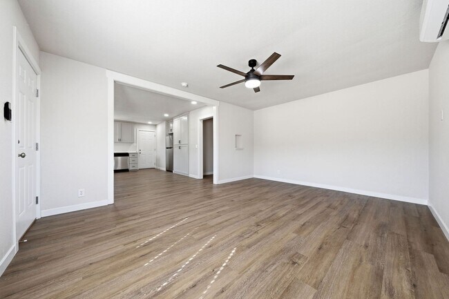 Foto del edificio - Large Brand New Remodeled 1 Bedroom unit with Washer Dryer Hookups - MUST SEE!!!