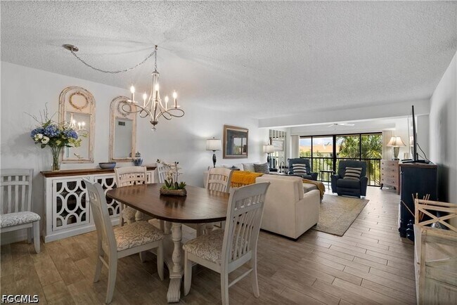 Foto del edificio - 7430 Lake Breeze Dr