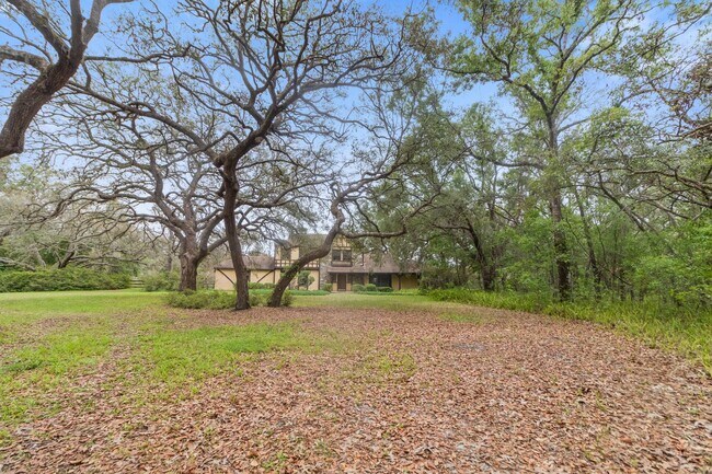 Building Photo - Escape to Your Private Paradise!