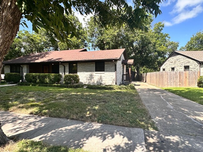 Building Photo - Charming 3 Bed 2 Bath Home with Bonus Den and Detached Garage