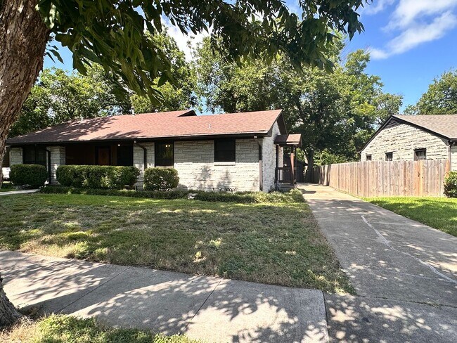 Foto del edificio - Charming 3 Bed 2 Bath Home with Bonus Den and Detached Garage