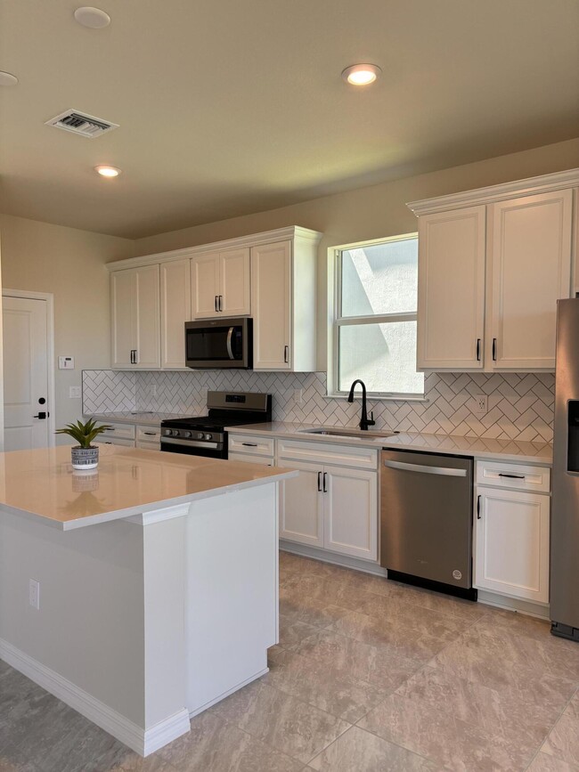 Building Photo - 12259 SW Myrtle Oak Dr