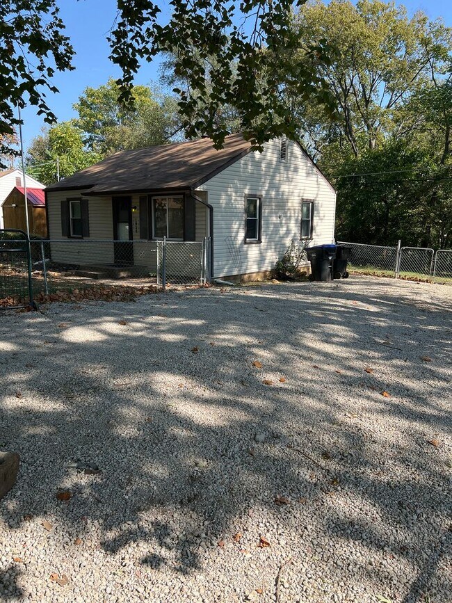 Building Photo - Don't miss out on this cozy home!
