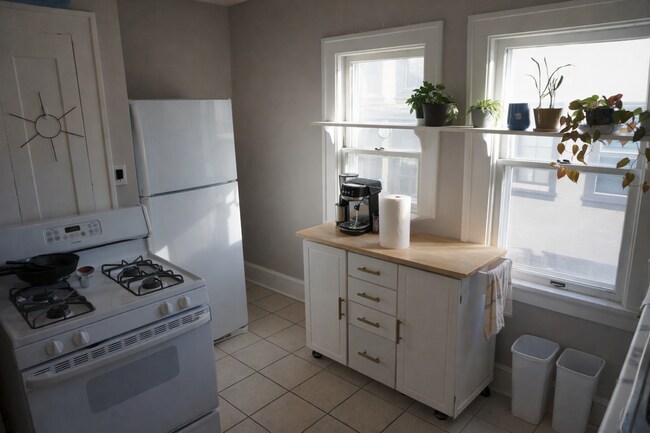 Foto del edificio - 3007 N Frederick Ave