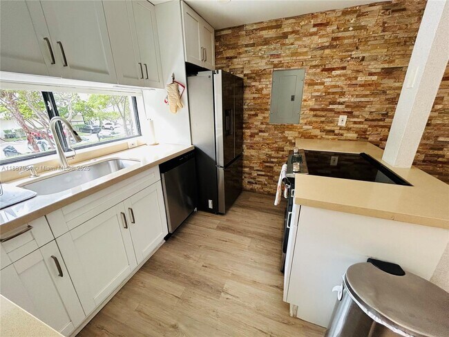 Foto del edificio - 17021 N Bay Rd