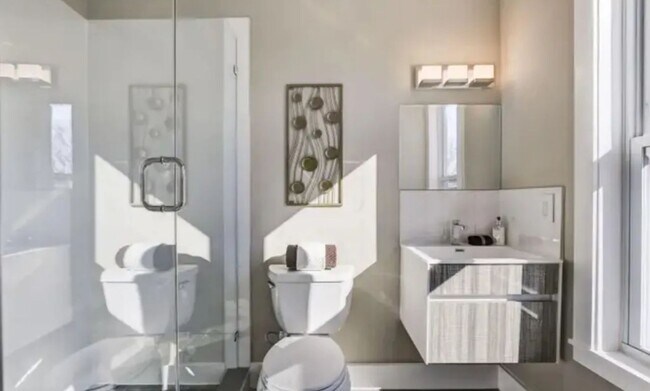 Foto del edificio - “Elegant 3-Story Home Showcasing High-End Renovation, Gourmet Kitchen, and Private Deck for Moder...