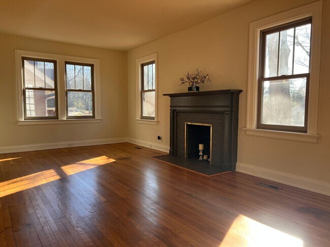 Building Photo - Gorgeous home in West Nashville
