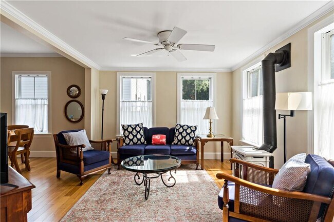 Foto del edificio - 6 Gladding Ct