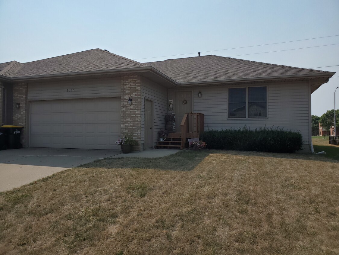 1605 S Campbell Trl, Sioux Falls, SD 57106 Townhome Rentals in Sioux