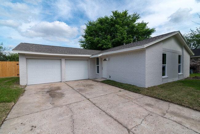 Building Photo - 15827 Willmore Ln