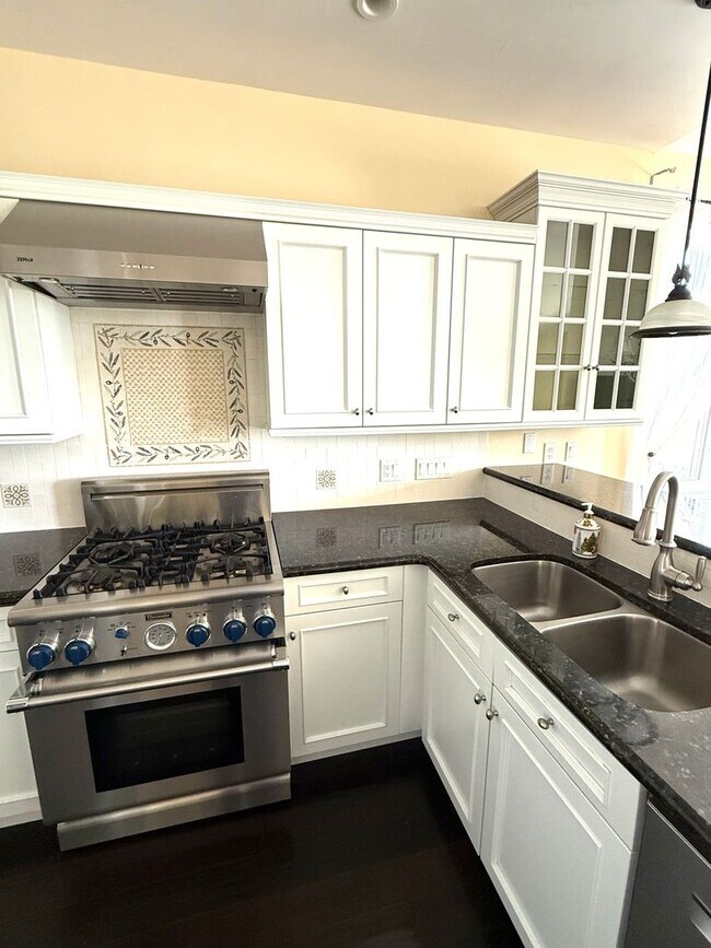 Foto del edificio - Absolutely Beautiful 3 Bed 3 Bath W/ Attac...