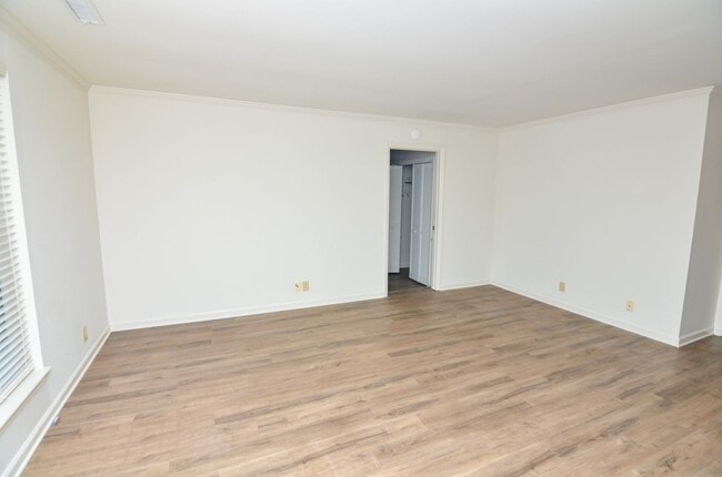 Building Photo - 230 Boxwood Dr