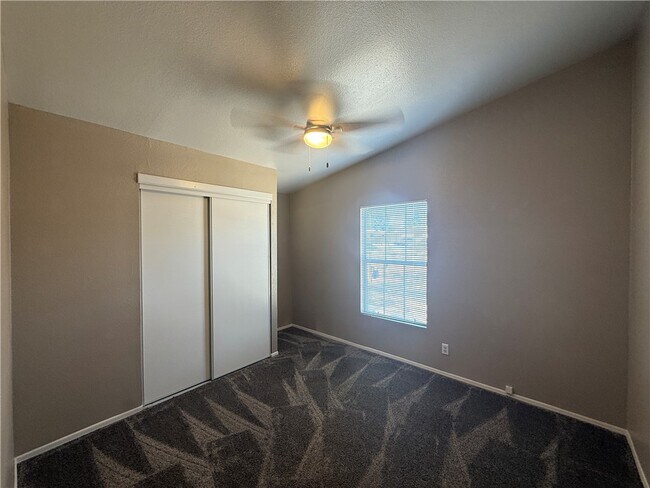 Foto del edificio - 2150 E Snavely Ave
