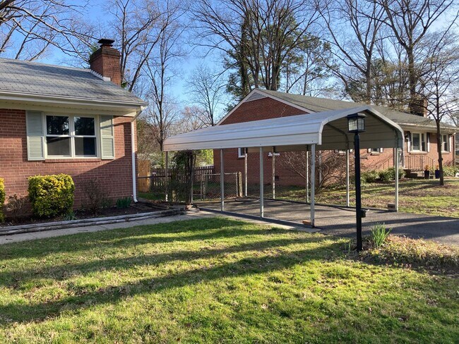 Foto del edificio - Renovated 3 Bedroom, 2 Full Bathroom Home ...