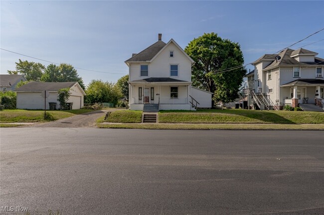 Building Photo - 2218 10th St SW