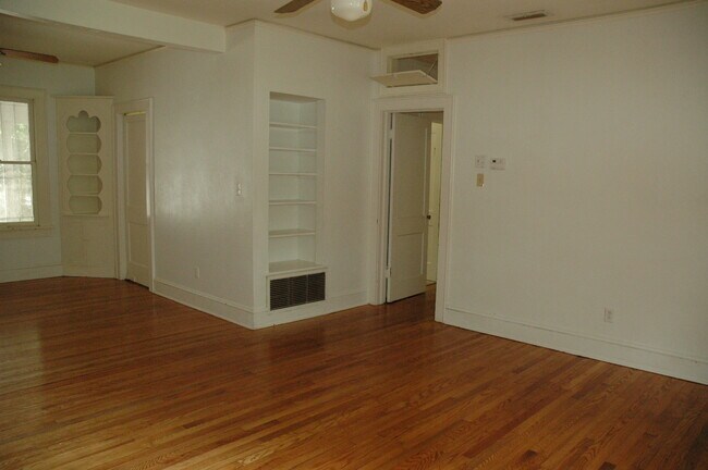 Foto del edificio - Perfect 4 Bedroom, 2 Bathroom House -- Walk to UF!