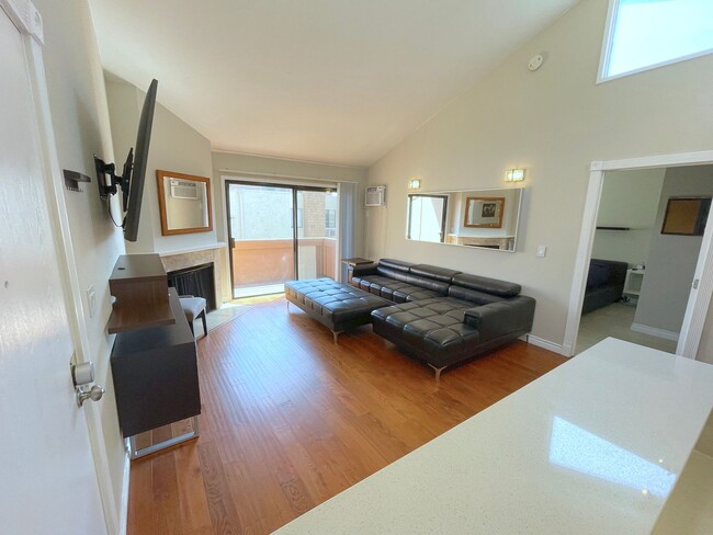 Foto del edificio - Beautifully Remodeled Upstairs Condo in Bo...