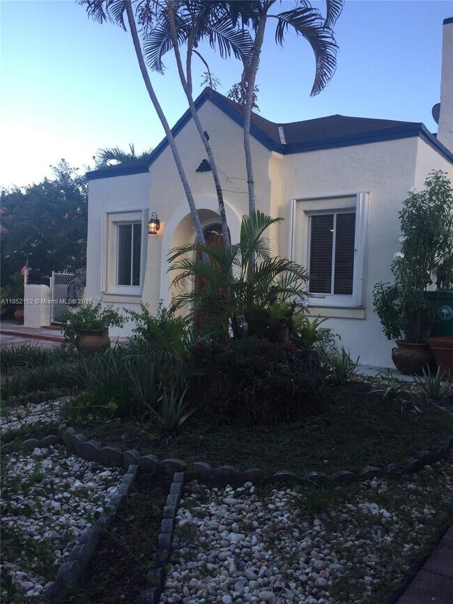 Foto del edificio - 1662 SW 12th St