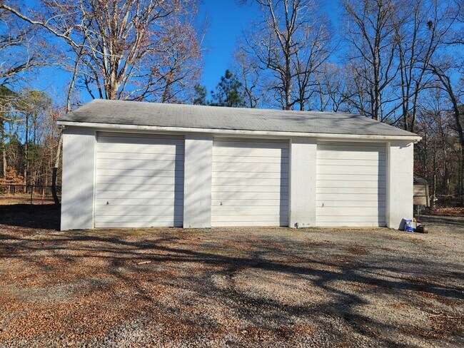 Building Photo - 4 Bedroom 2 Bath -3 Car Garage-Chestefield...