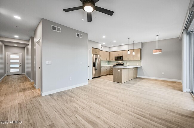 Foto del edificio - 1023 W 5th St