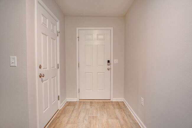 Foto del edificio - Lakeshore Preserve 3BR Home with Garage – Pet Friendly