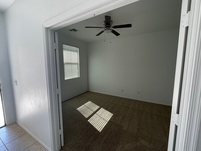 Building Photo - Gated Glendale 3/2 Super Clean
