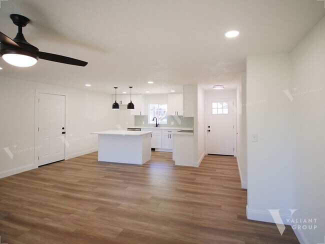 Foto del edificio - Beautifully Renovated 3-Bedroom Rental in South Springfield with Contemporary Finishes