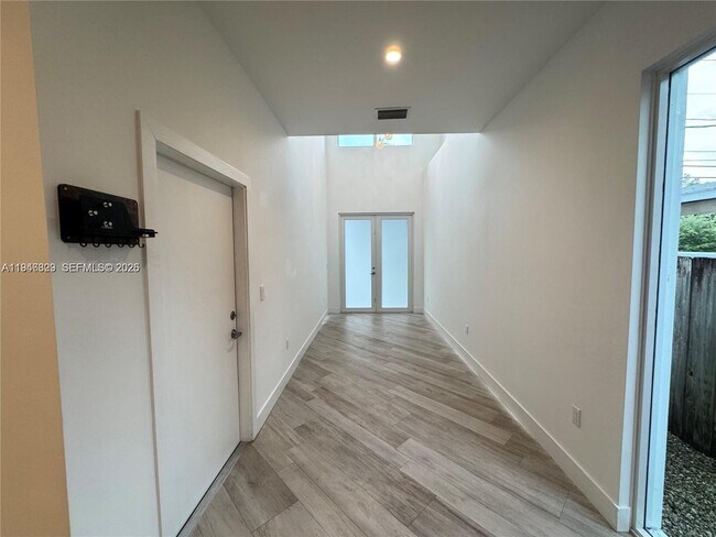 Foto del edificio - 2933 SW 27th Terrace