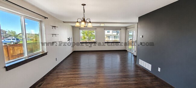 Foto del edificio - 3 Bed 2.5 Bath Upscale Condo