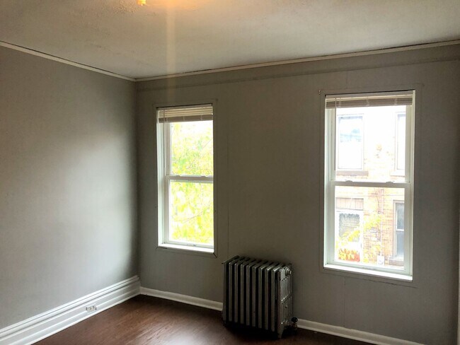 Building Photo - 2 bed 1 Bath - updates throughout, new appliances, washer/dryer included