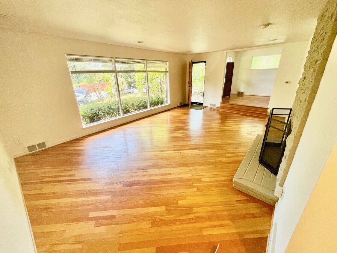 Charming home on quiet street, great loca... - Charming  home on quiet street, great loca...