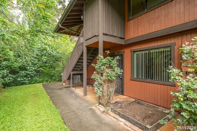 Foto del edificio - $2,800/ 2 Bed/ 1 Bath/ 2 Parking Hidden in the Heights - Your Private Green Escape on O'ahu