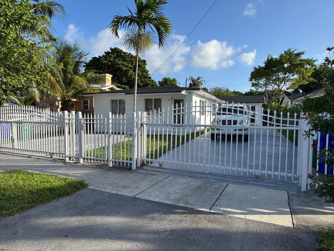 Primary Photo - 1930 NW 18th St
