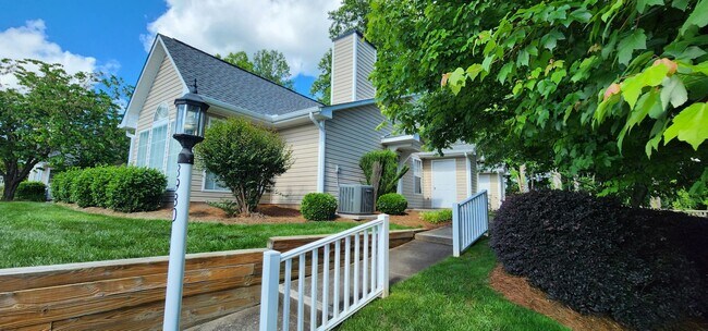 Building Photo - Fantastic location in Clemmons, 2 minutes ...