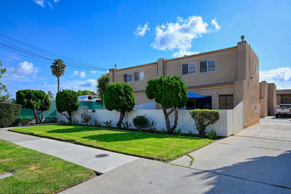 706 Utica Ave, Huntington Beach, CA 92648 Condo for Rent in