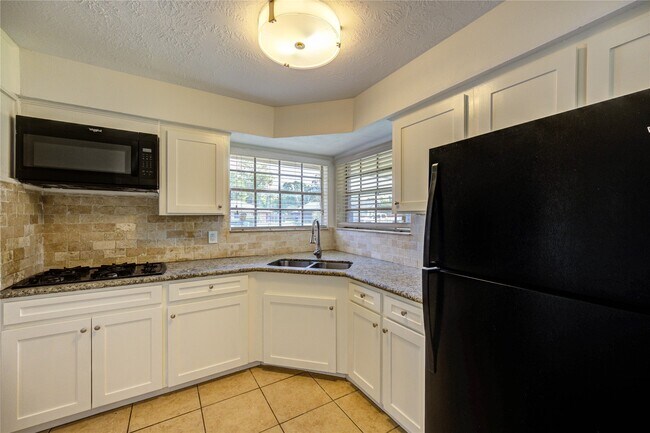 Building Photo - 9811 Shadydale Ln