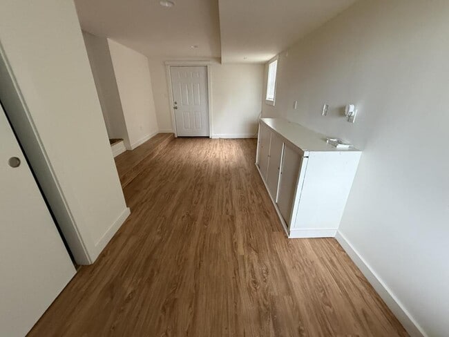 Building Photo - 488 Floral St