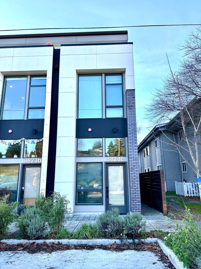 Building Photo - 3823 34th Ave W