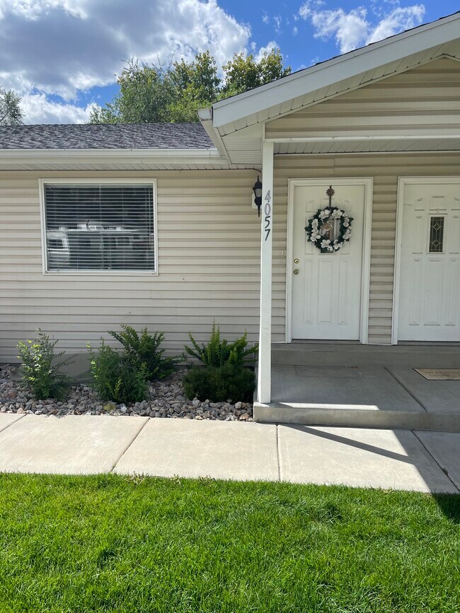 Foto del edificio - 4067 Hillcrest Cir