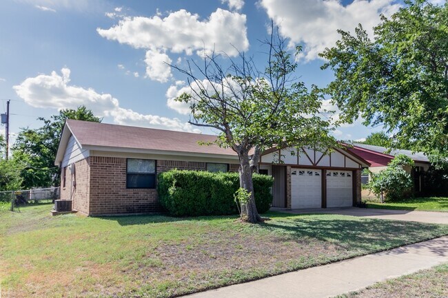 Foto del edificio - Charming 3 bedroom 2 bath home available soon!!