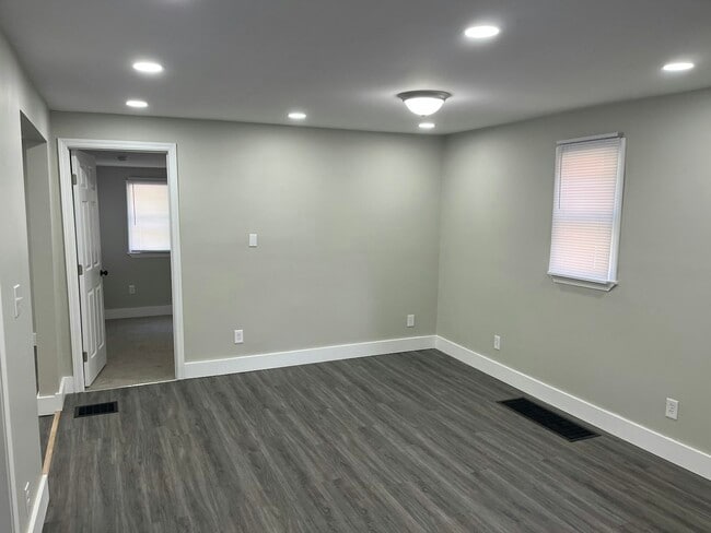 Building Photo - 13 Layton St