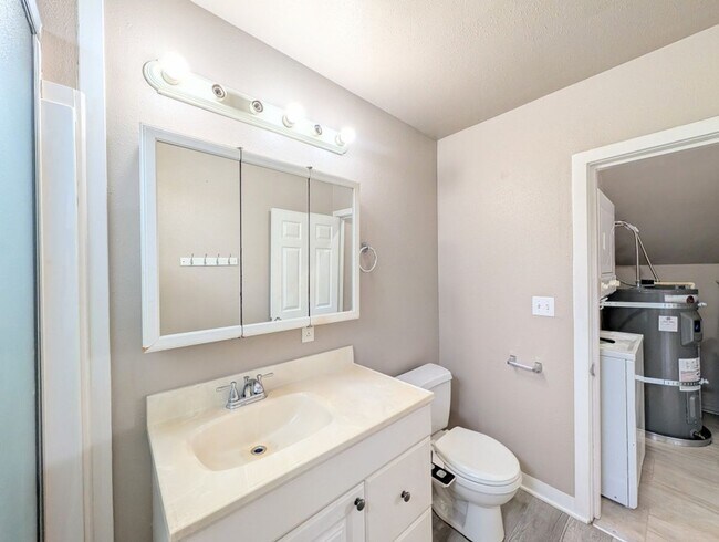 Building Photo - 1Bd/1Ba Everett Condo