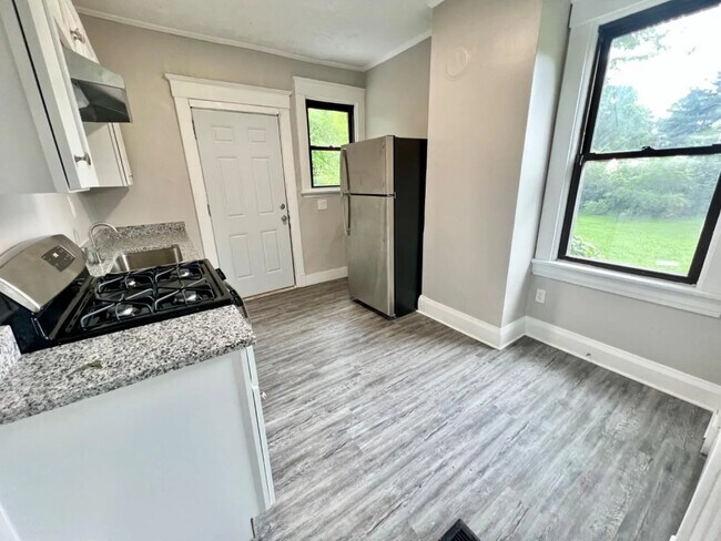 Foto del edificio - 406 Crestline Ave