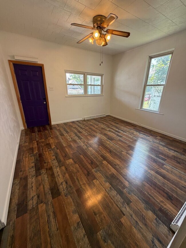 Foto del edificio - 4 bedroom with fenced-in yard in Washington