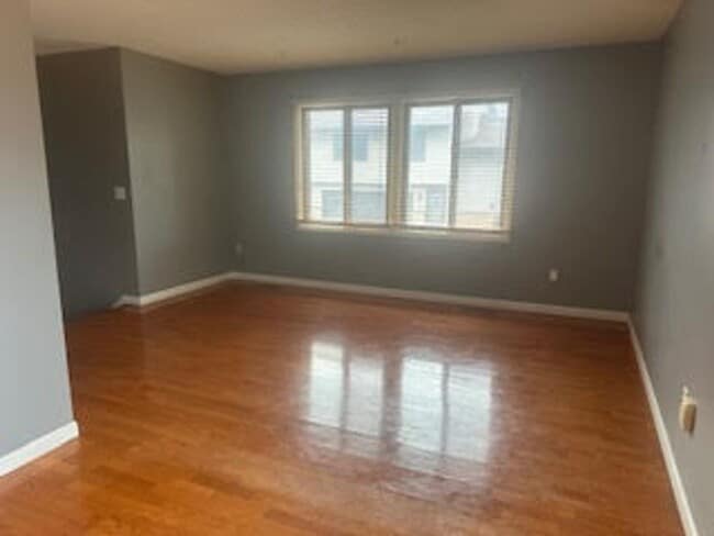 Building Photo - 2 Bedroom End Unit Townhome   Move in 5/1 ...