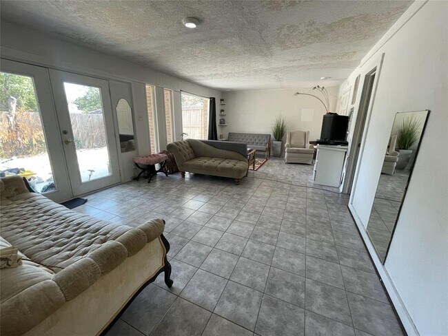 Building Photo - 6302 Riverview Way